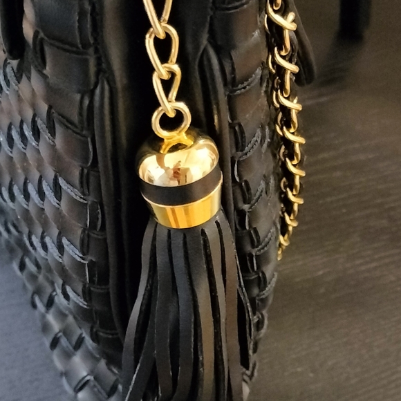 Black woven purse with gold chain - Picture 4 of 4